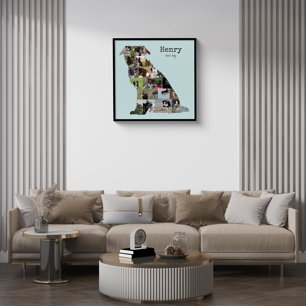 Fotocollage van een zittende bordercollie op lichtblauw, in een zwarte lijst boven de beige bank in de woonkamer