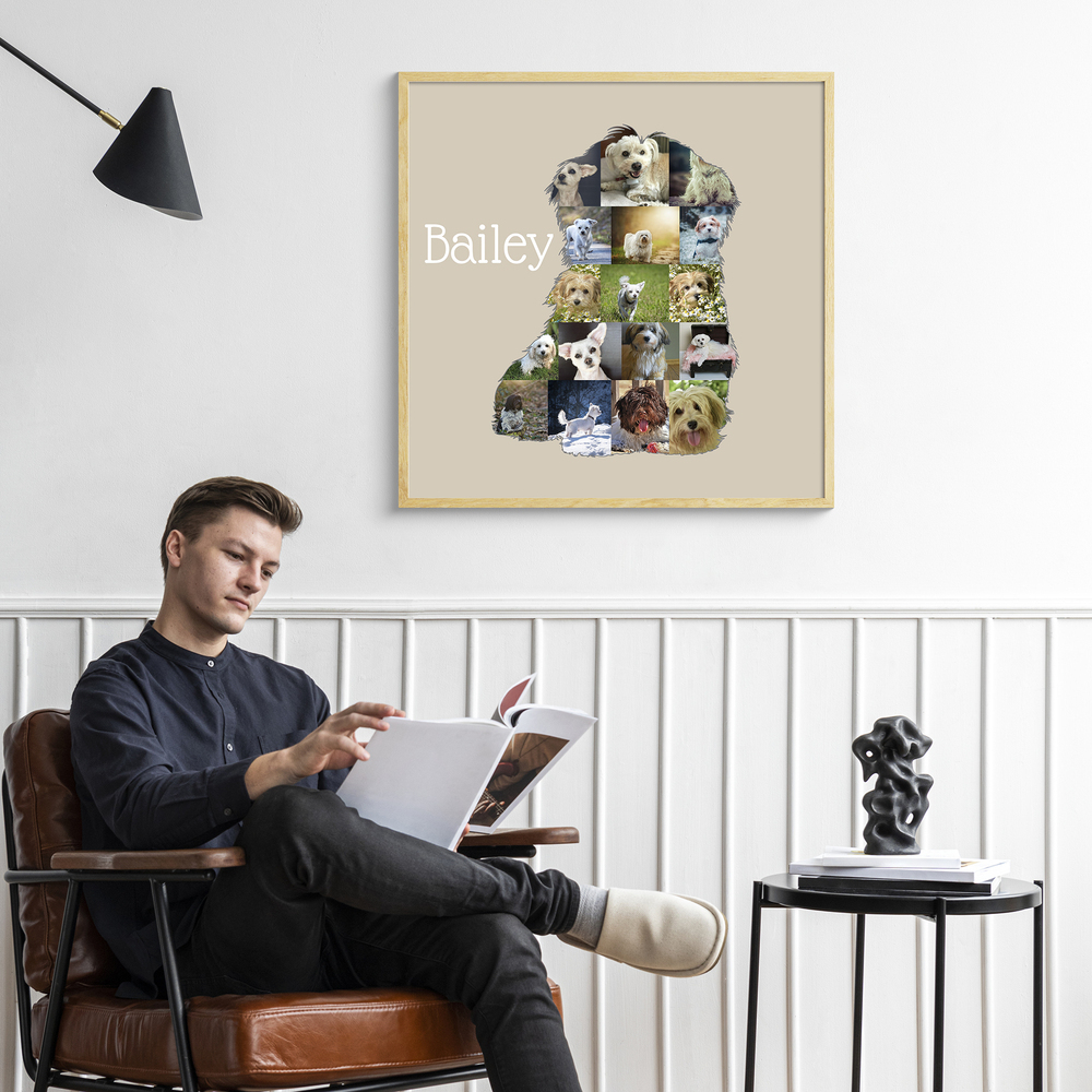 Beige fotocollage in de vorm van een Havanezer met naam, in een lichte houten lijst boven een leren fauteuil