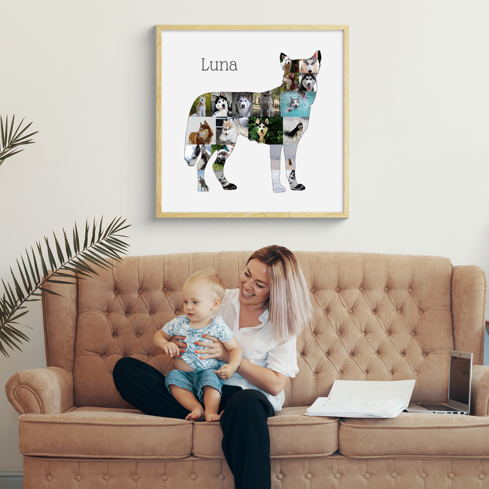 Fotocollage in de vorm van een staande husky met naam, in een lichte houten lijst boven een beige bank