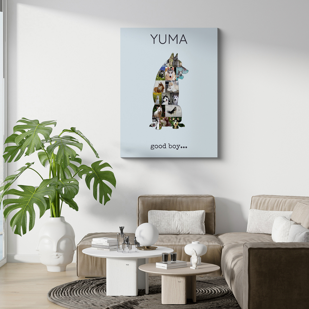 Lichtblauwe fotocollage als zittende husky met naam en tekst, zonder lijst boven de bank in de woonkamer