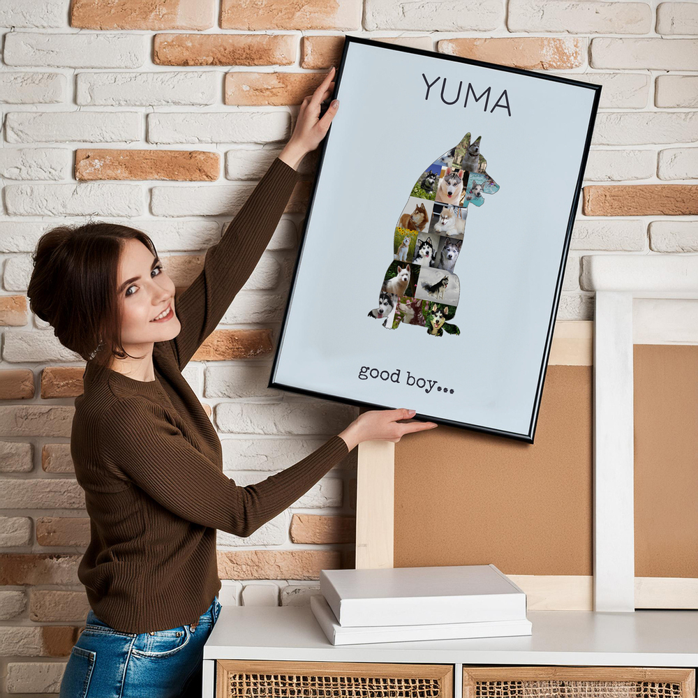 Lichtblauwe fotocollage als zittende husky met naam en tekst, in een zwarte lijst voor een bakstenen muur