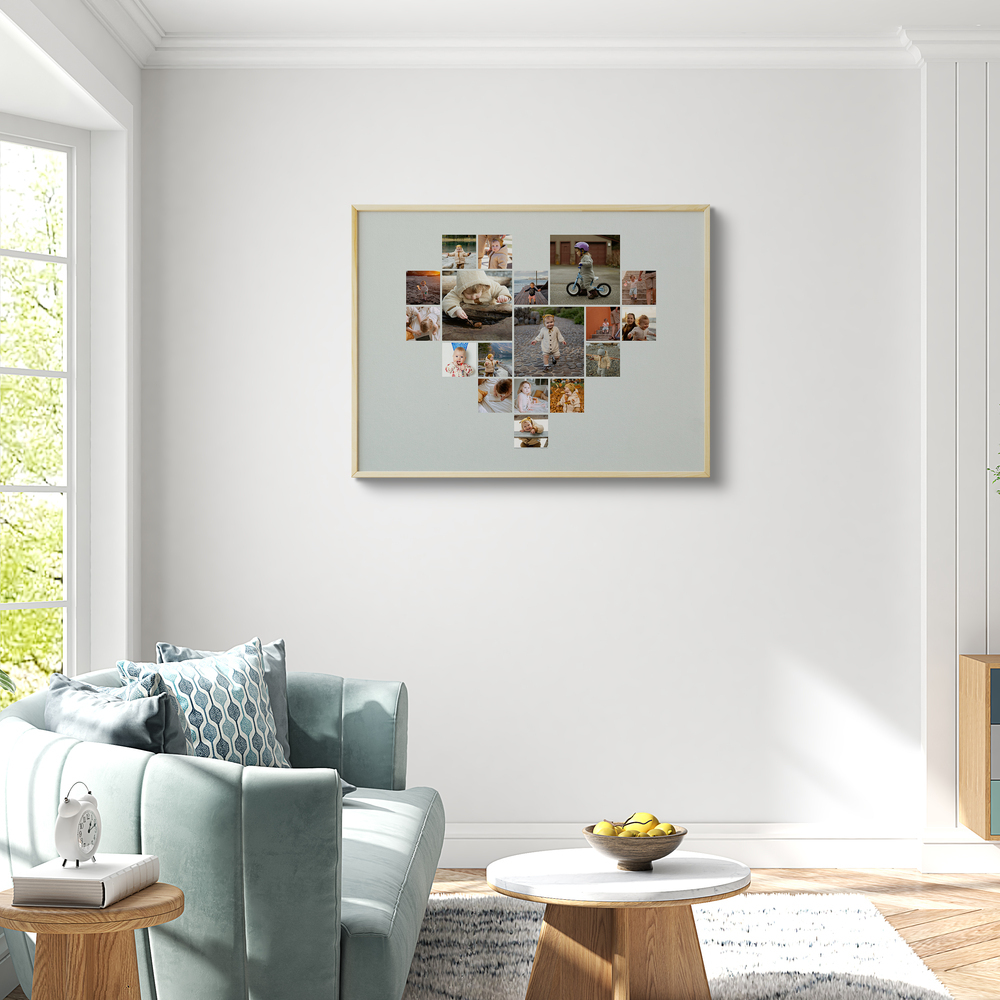 Hartvormige collage van kinderfoto’s in een lichte houten lijst aan de woonkamermuur naast een mintgroene bank