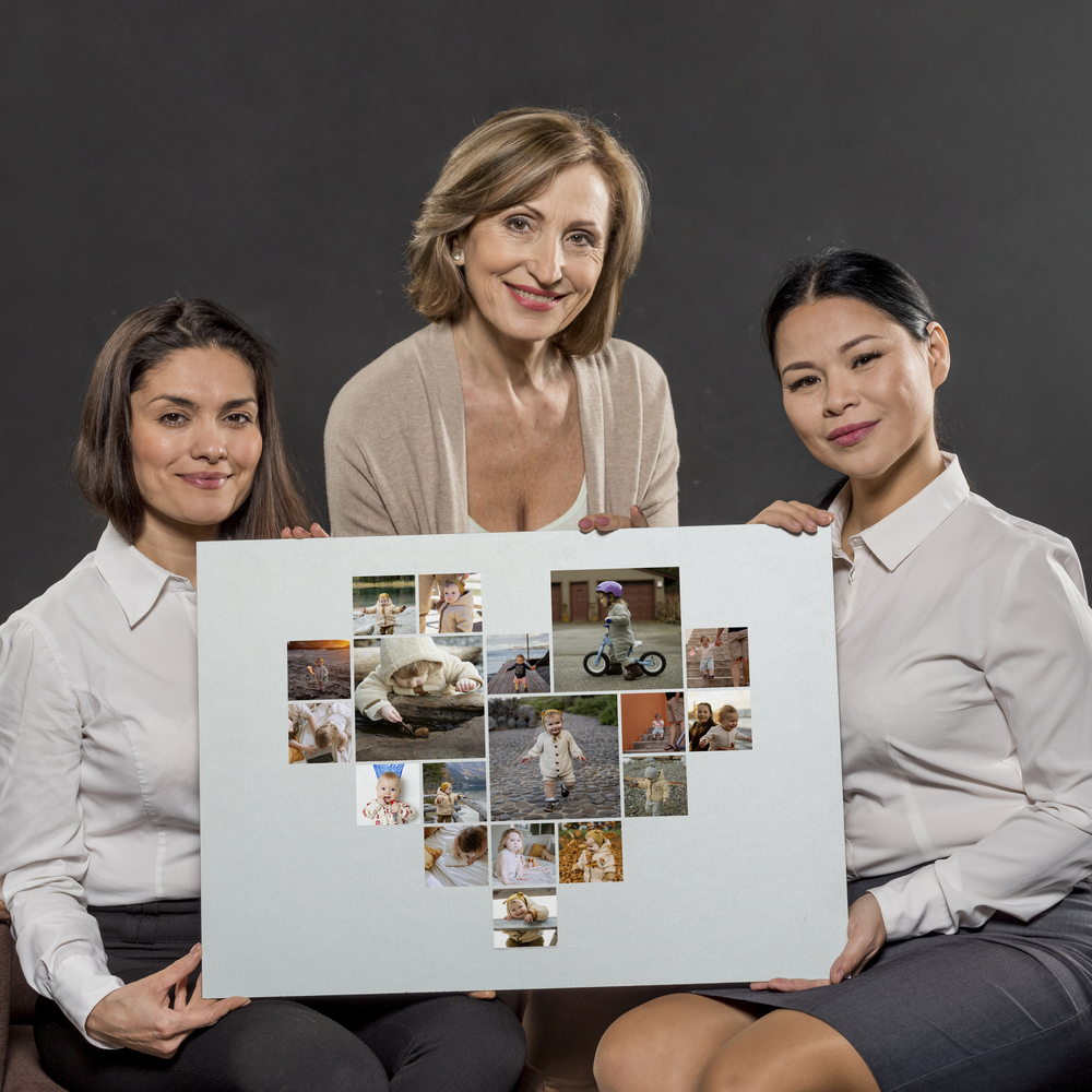 Hartcollage van kinderfoto’s zonder lijst, met een grote foto in het midden, tegen een donkergrijze achtergrond
