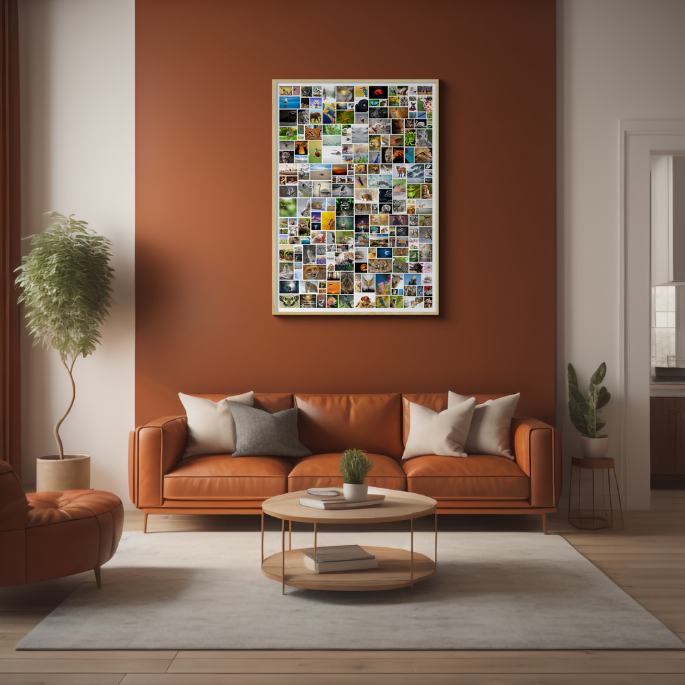 Fotocollage met veel foto’s van verschillende formaten in een witte lijst boven een bruine leren bank