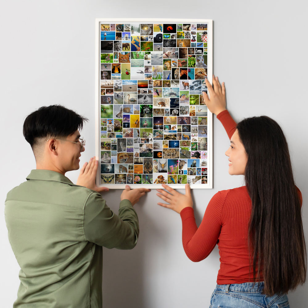 Grote staande fotocollage met veel dieren- en natuurfoto’s in een witte lijst aan een lichte muur