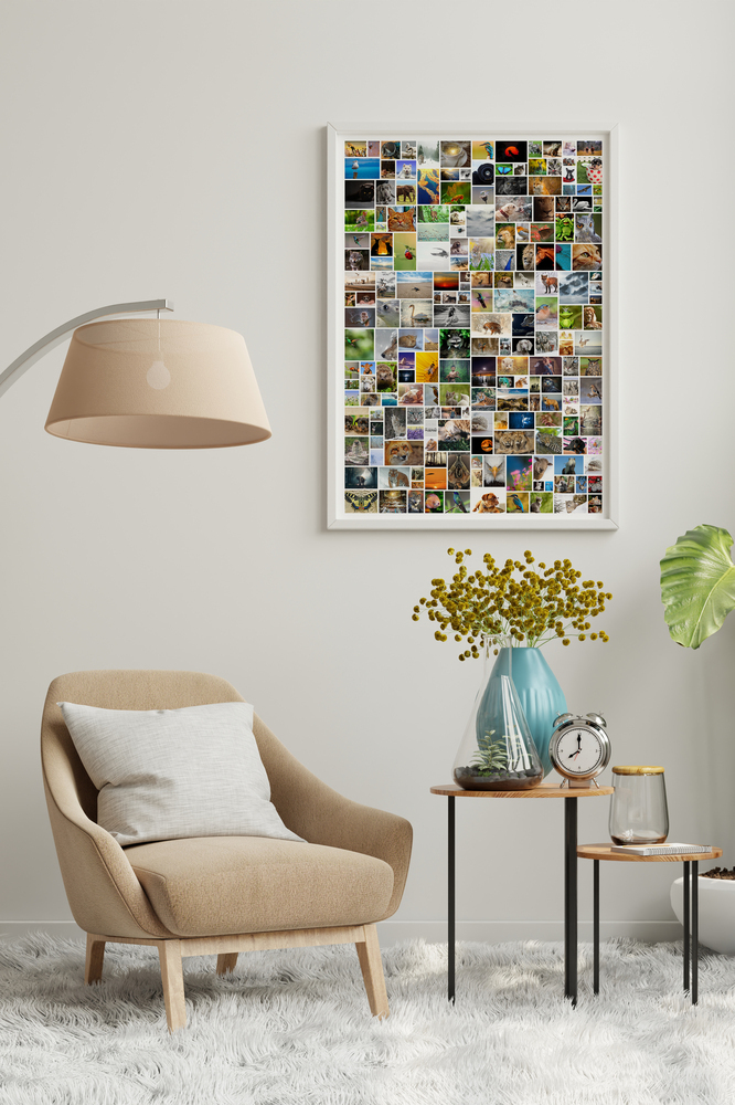 Fotocollage met veel kleine natuurfoto’s in een witte lijst aan de muur naast een beige fauteuil