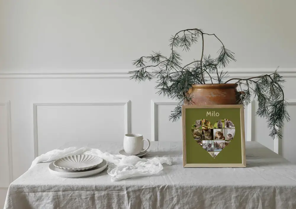 Olijfgroene hartcollage met kattenfoto’s en naam in een houten lijst op een gedekte tafel, cadeau voor kattenliefhebbers