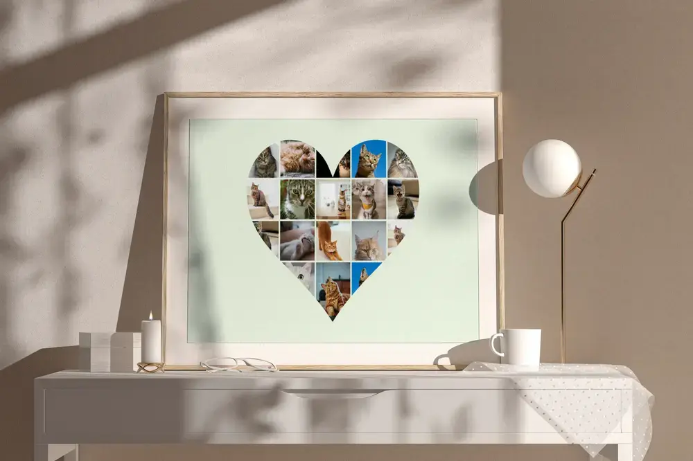 Hartcollage met kattenfoto’s op lichtgroen in een naturel houten lijst, op een wit dressoir naast een lamp