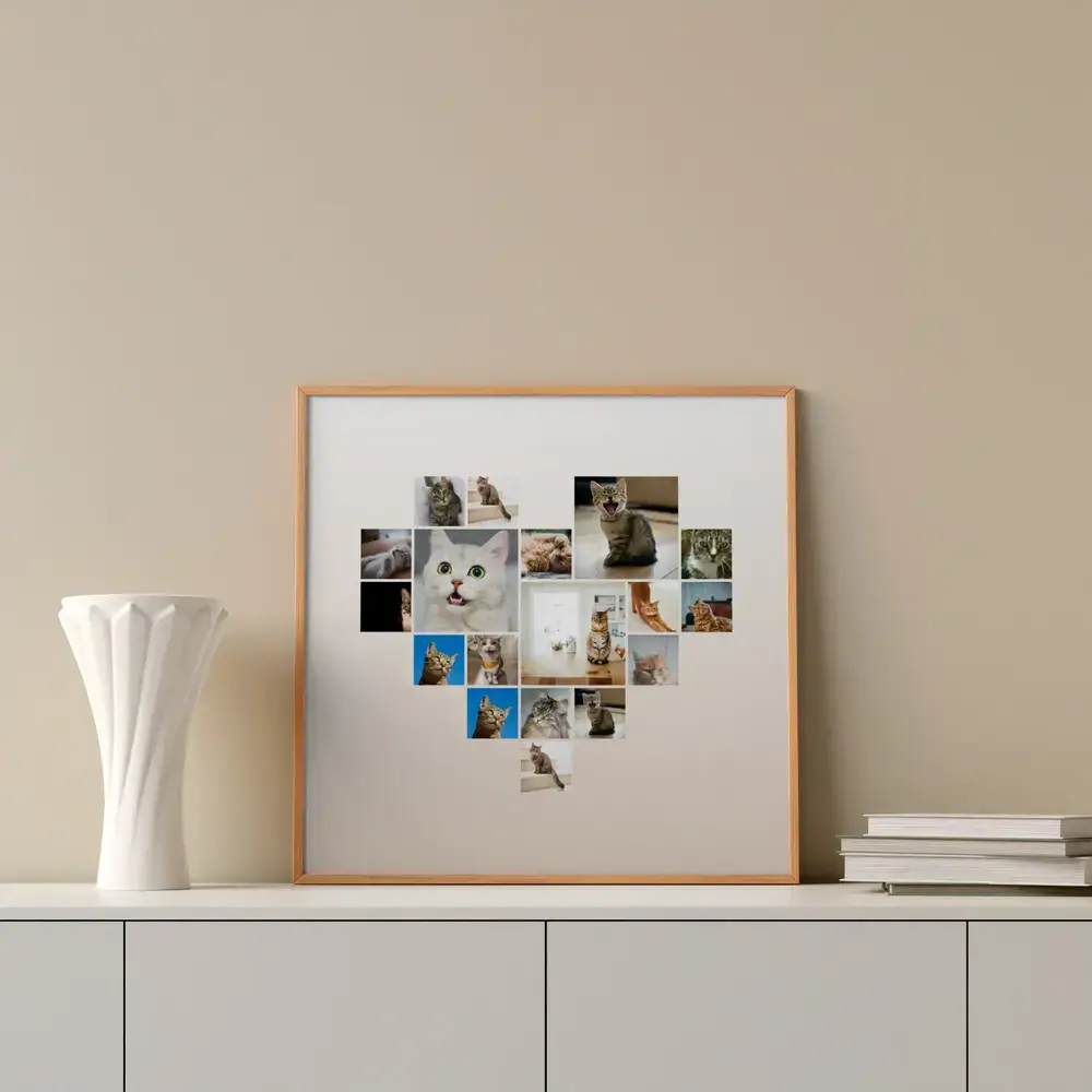 Hartvormige kattenfotocollage in een naturel houten lijst op een dressoir naast een witte vaas en boeken