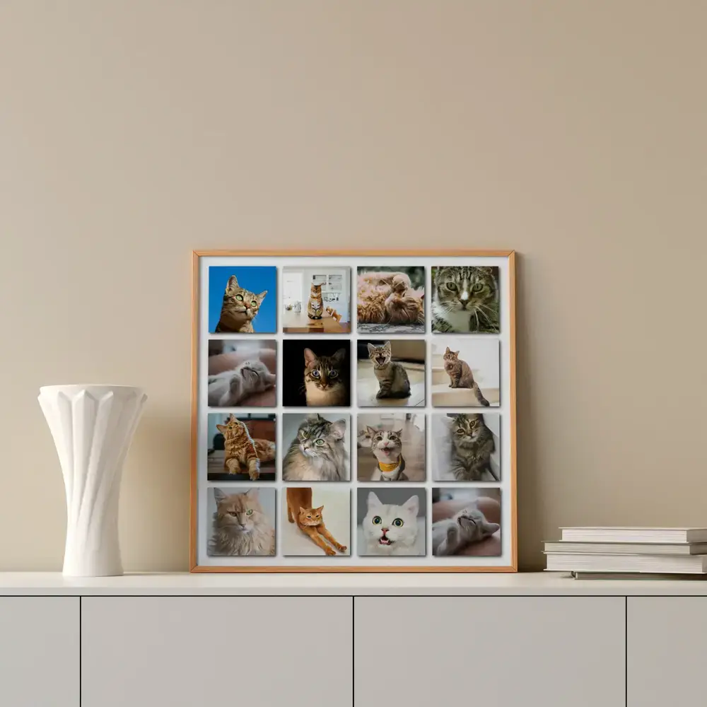 Collage met 16 kattenfoto’s in een houten lijst op een wit dressoir naast een vaas en boeken, cadeau voor kattenfans