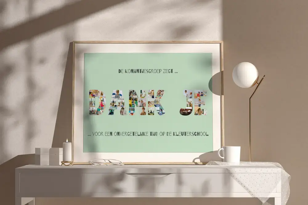 Mintgroene collage met kinderfoto’s in lettervorm, in een lichte houten lijst op een wit dressoir naast een lamp