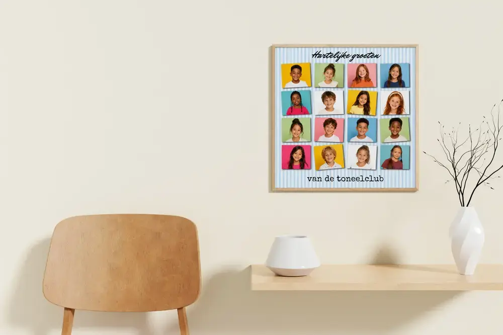 Fotocollage met 16 kinderfoto's in een houten lijst naast een wandplank, als afscheidscadeau voor de toneeldocent