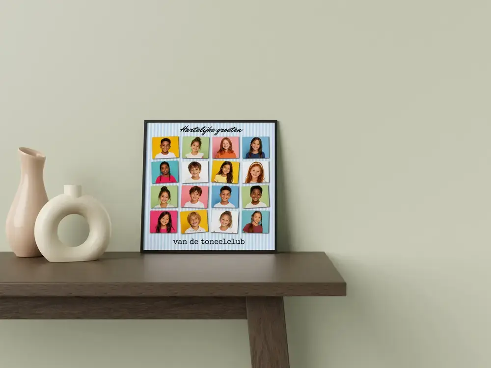 Fotocollage met 16 kinderportretten op blauw-witte strepen, in een zwarte lijst op een donkere tafel naast vazen