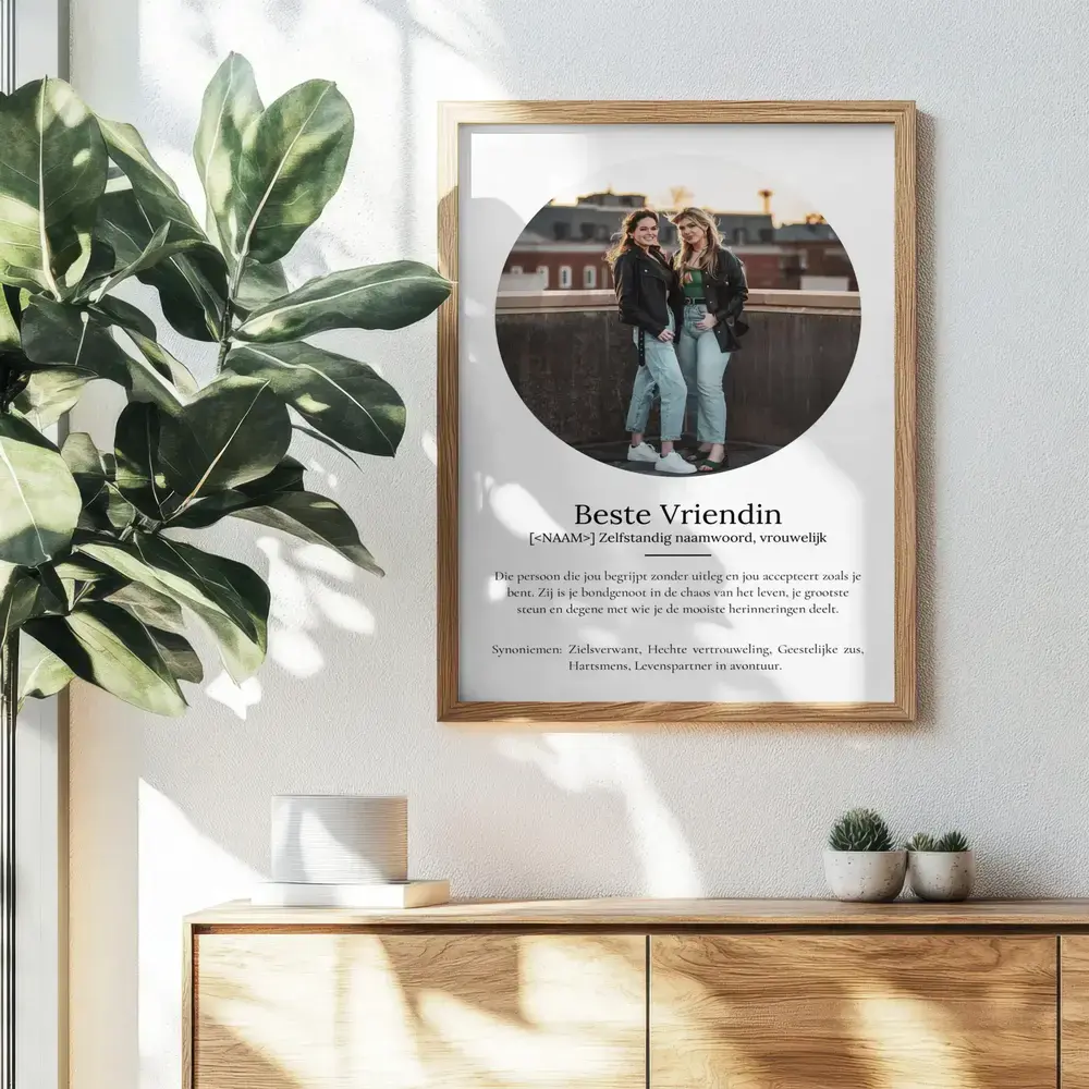 Definitieposter voor een beste vriendin met ronde foto in een houten lijst, boven een dressoir naast een groene plant