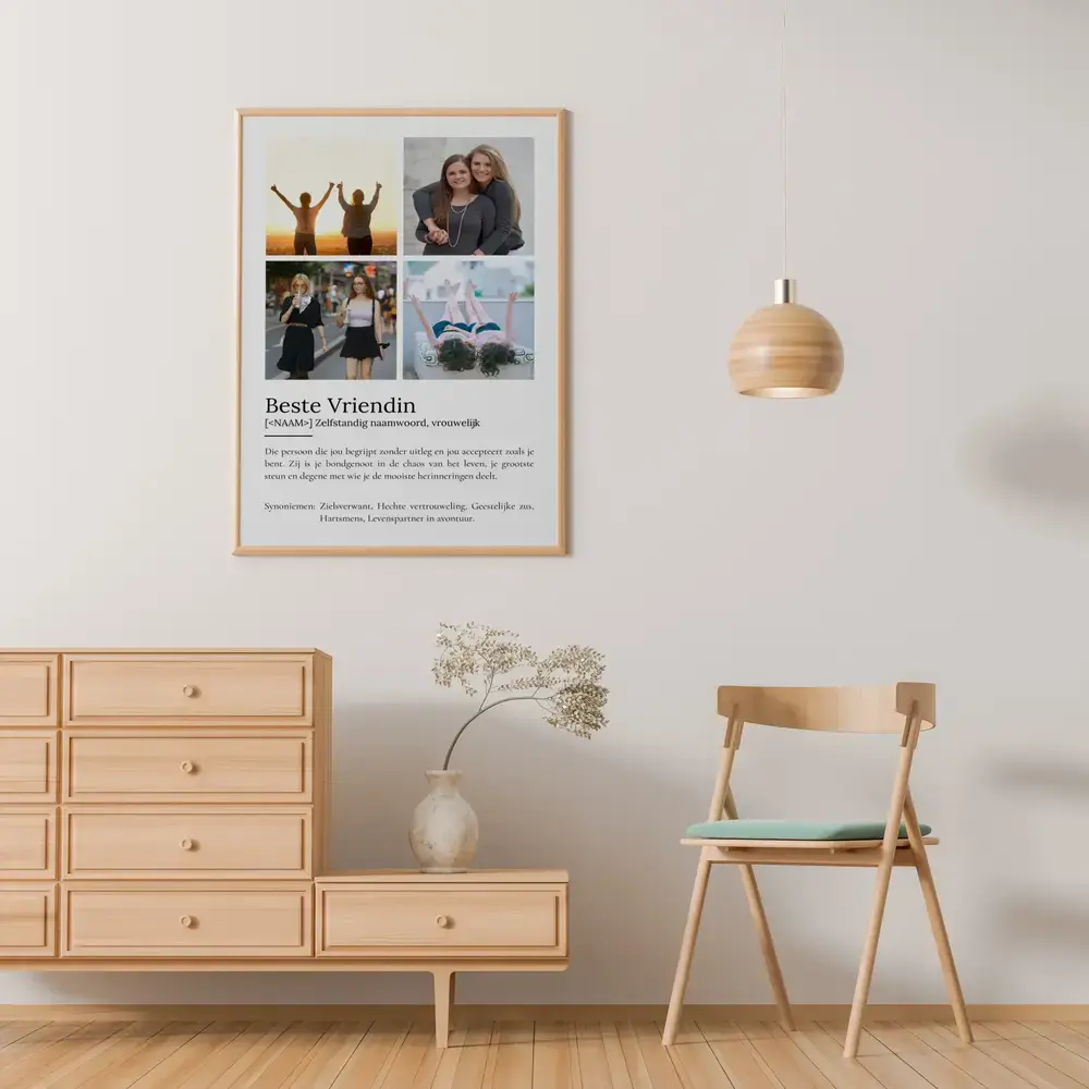 Definitieposter voor je beste vriendin met 4 foto's in een lichte houten lijst, boven een ladekast