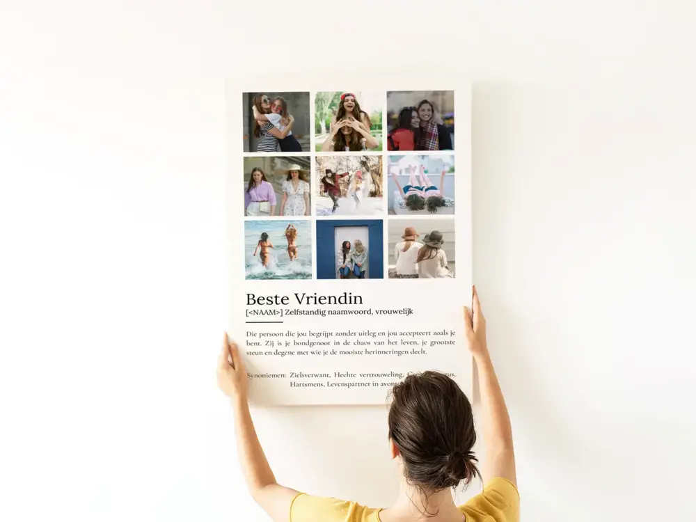 Definitieposter voor een beste vriendin met negen foto's en persoonlijke tekst, aan een witte muur.