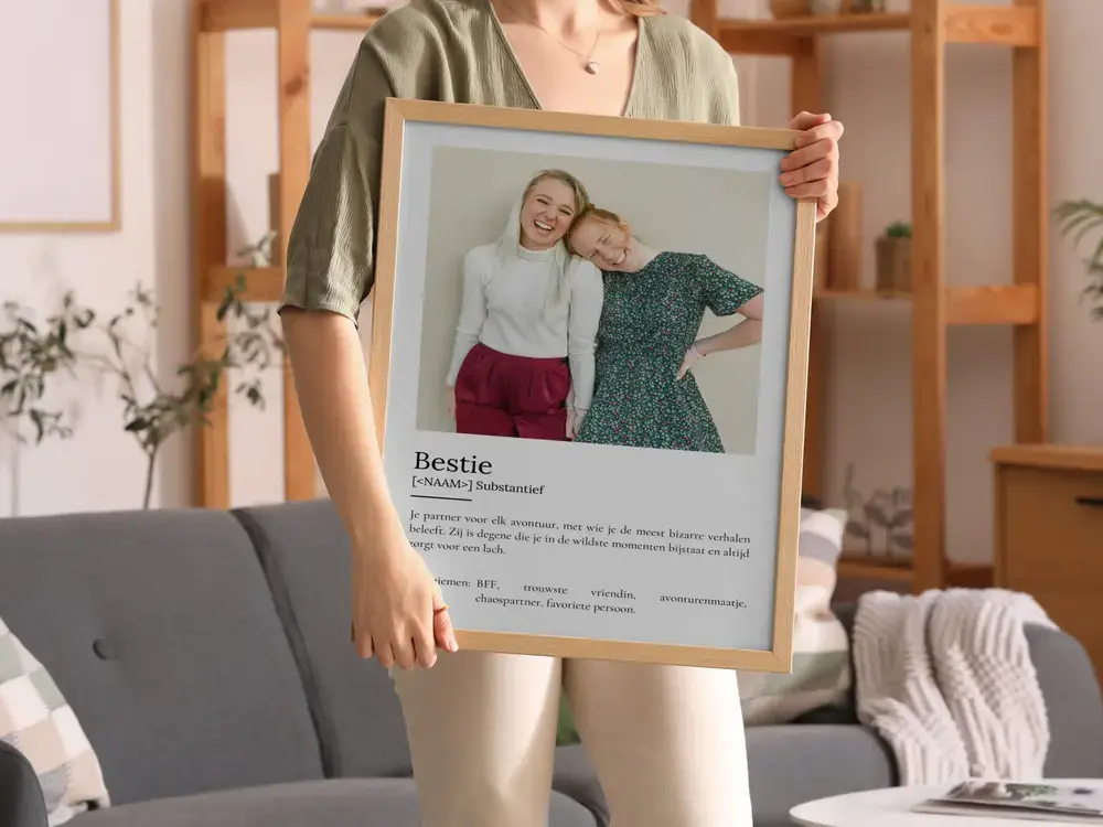 Definitieposter met vriendinnenfoto in een houten lijst bij de bank, een persoonlijk cadeau voor een vriendin