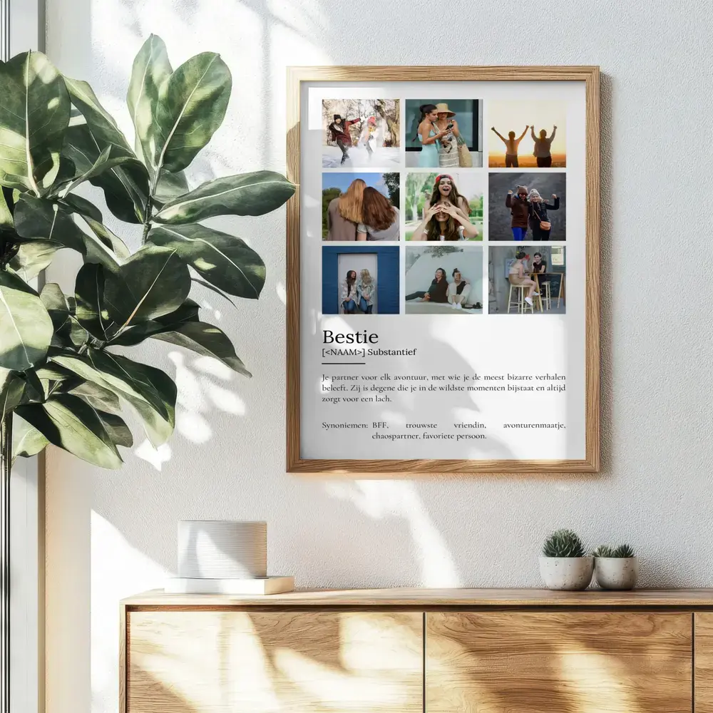 Definitieposter met negen foto's in houten lijst boven een dressoir, een persoonlijk cadeau voor een beste vriendin