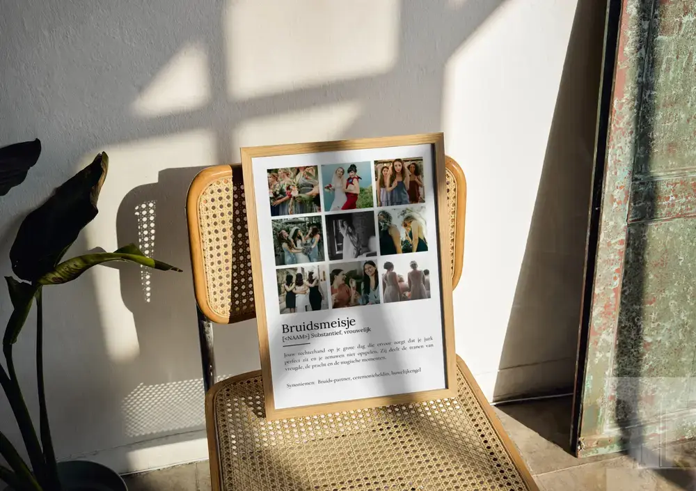 Bruidsmeisje-definitieposter met negen trouwfoto’s in een houten lijst, op een rotan stoel in het zonlicht
