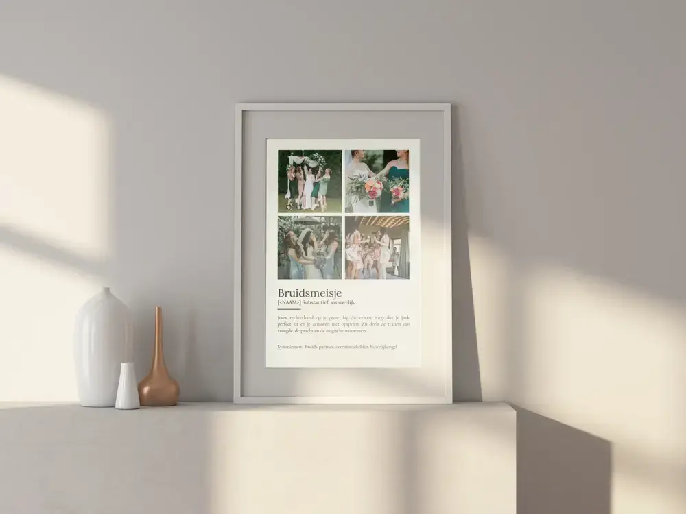 Bruidsmeisje-definitieposter met vier trouwfoto’s in een lichte lijst op een dressoir naast vazen