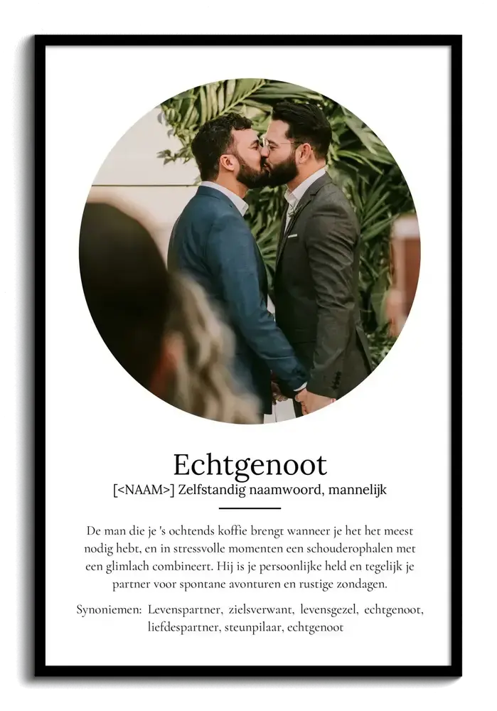 Definitieposter voor een echtgenoot met ronde trouwfoto van twee mannen en persoonlijke tekst, in een zwarte lijst