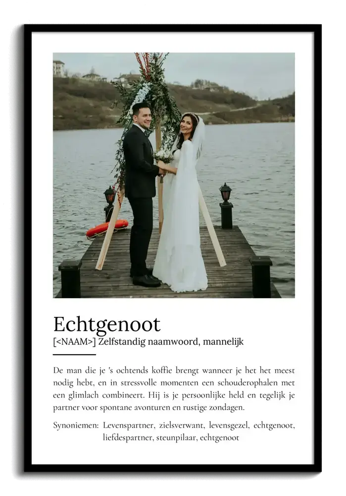 Definitieposter voor een echtgenoot in een zwarte lijst, met een grote trouwfoto aan het water en persoonlijke tekst