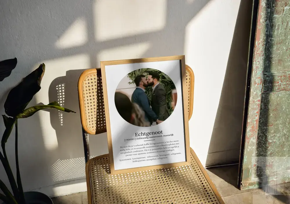 Poster met ronde trouwfoto en definitie in een houten lijst op een stoel, als persoonlijk huwelijkscadeau voor hem