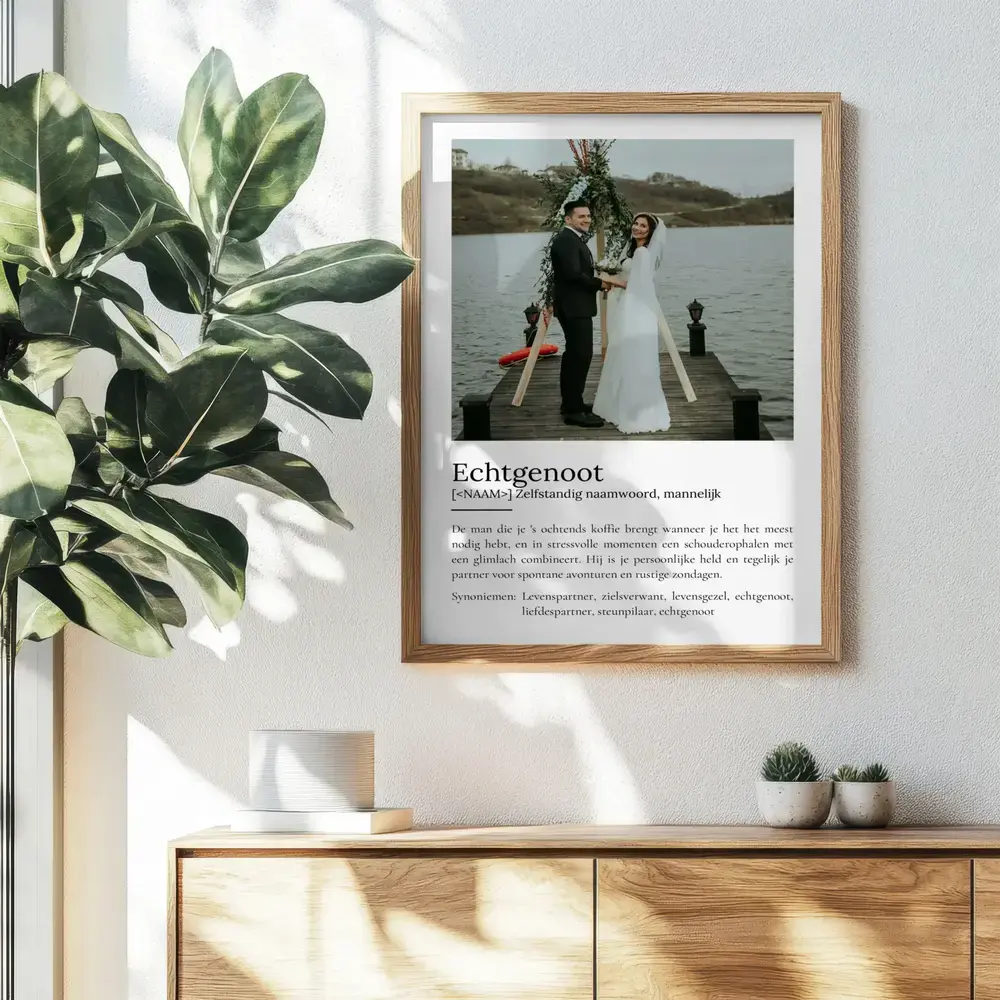 Ingelijste poster met trouwfoto en definitie boven een houten dressoir, een cadeau voor de trouwdag van een echtgenoot