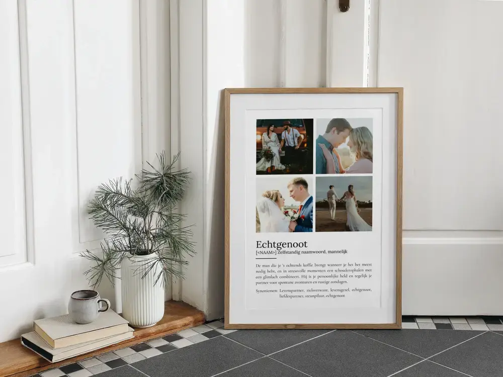 Definitieposter met vier foto's in een houten lijst op de vloer naast een vaas, als jubileumcadeau voor een echtgenoot