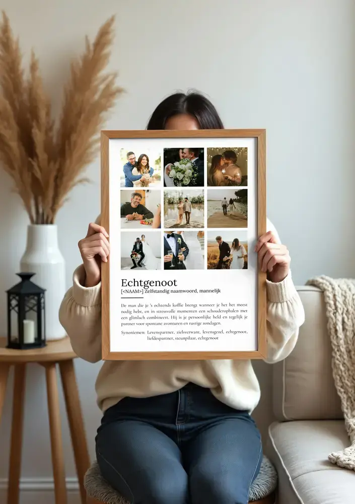 Poster in woordenboekstijl met negen foto's in een houten lijst bij de bank, een persoonlijk cadeau voor een echtgenoot