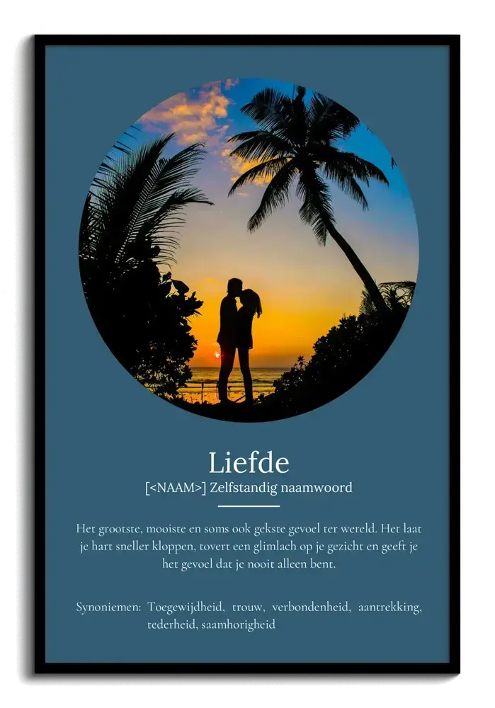 Blauwe definitieposter over de liefde met ronde foto van een stel onder palmbomen, in een zwarte lijst