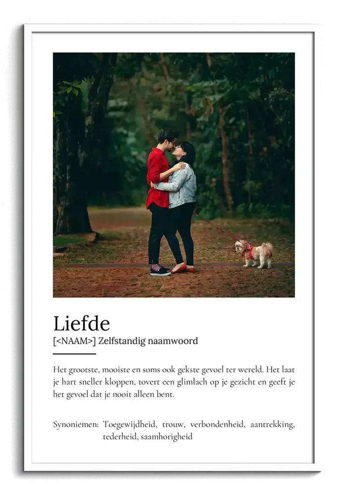 Poster in woordenboekstijl over de liefde met een grote foto van een stel in het bos, in een witte lijst