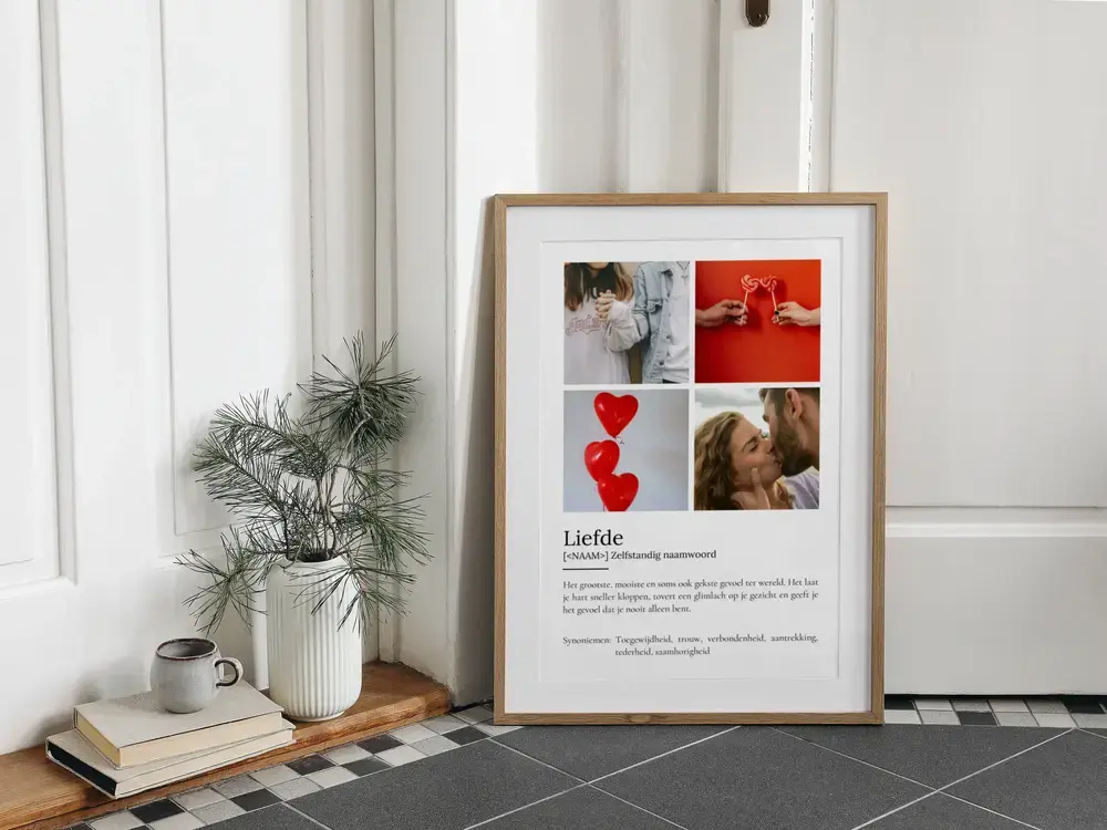 Definitieposter met vier romantische foto's in houten lijst op de vloer naast een plant, als verlovingscadeau