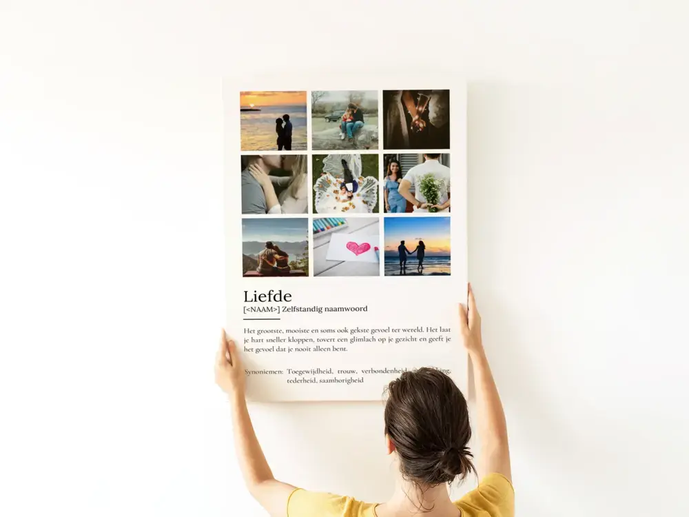 Liefdesposter in woordenboekstijl met negen foto's tegen een witte muur, een origineel huwelijkscadeau