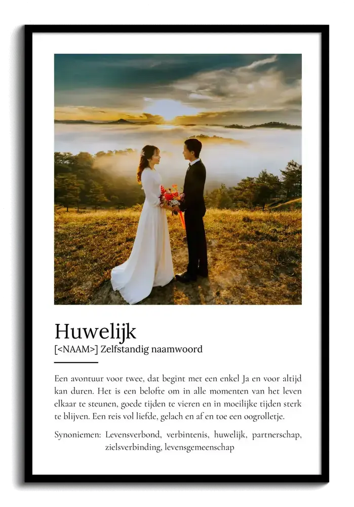 Huwelijksposter in woordenboekstijl met trouwfoto bij zonsondergang in zwarte lijst, als cadeau voor het bruidspaar