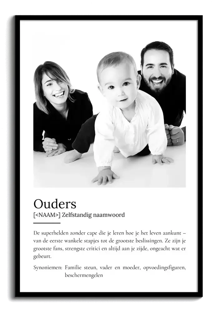 Definitieposter voor ouders met zwart-witfoto van een gezin en persoonlijke tekst, ingelijst in zwart