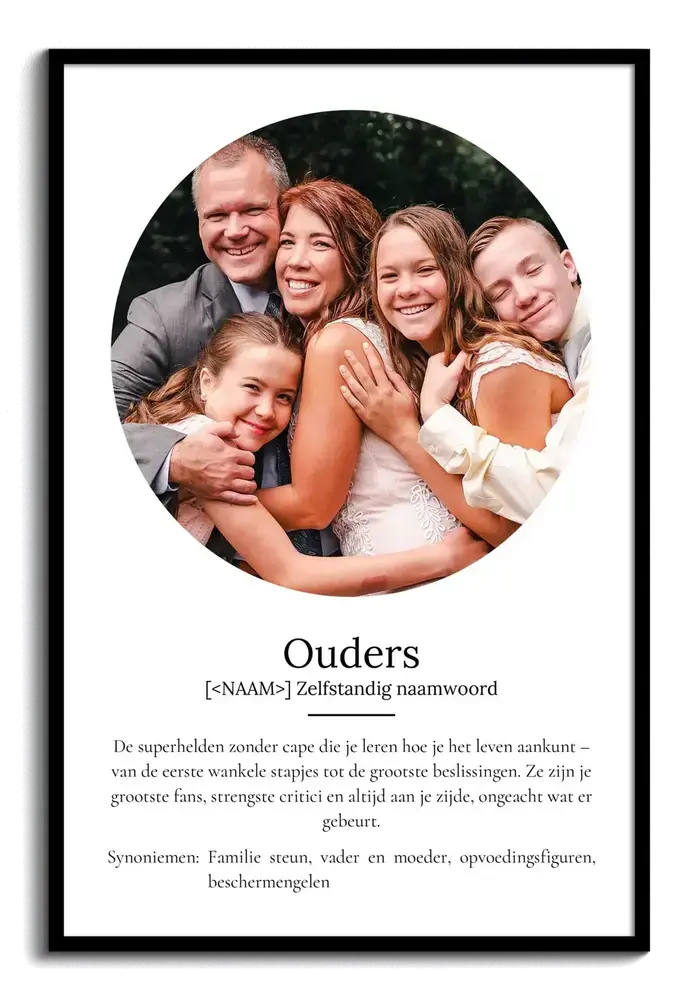 Definitieposter voor ouders met ovale gezinsfoto en tekst op een witte achtergrond, in een zwarte lijst