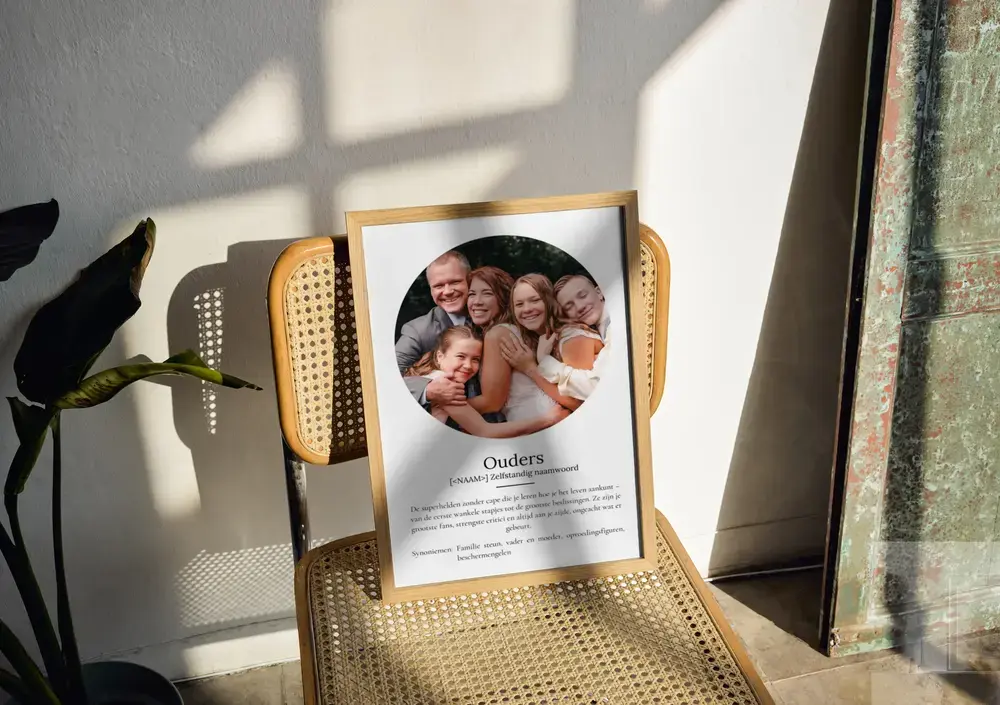 Definitieposter met ovale gezinsfoto in een houten lijst op een rotan stoel, een origineel geschenk voor ouders