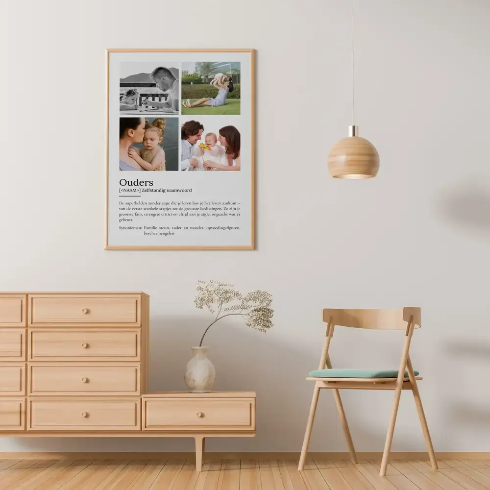 Definitieposter met vier gezinsfoto's in een houten lijst boven een ladekast, als fotocadeau voor mama en papa