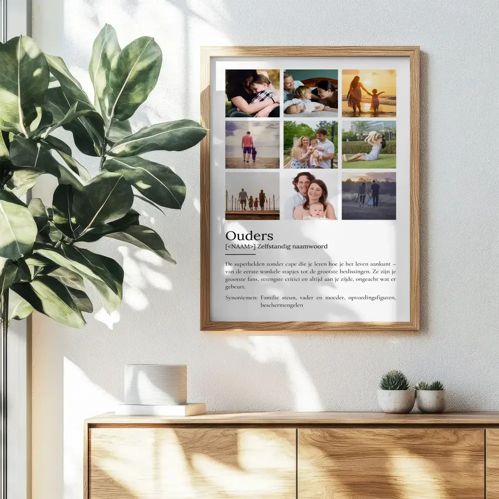 Definitieposter met negen familiefoto's in een houten lijst naast een kamerplant, een cadeau-idee voor ouders