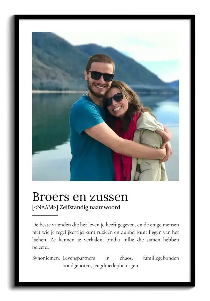 Definitieposter over broers en zussen met één grote foto en tekst op wit, in een zwarte lijst