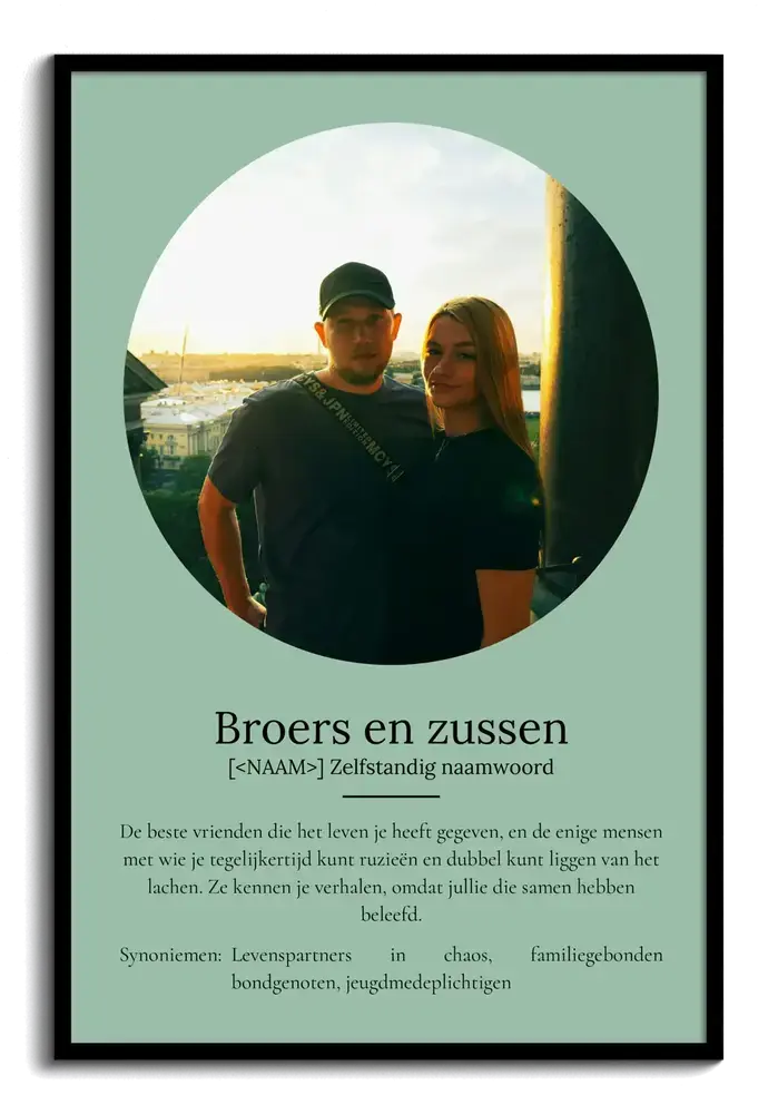 Saliegroene definitieposter over broers en zussen met ronde foto en tekst, in een zwarte lijst