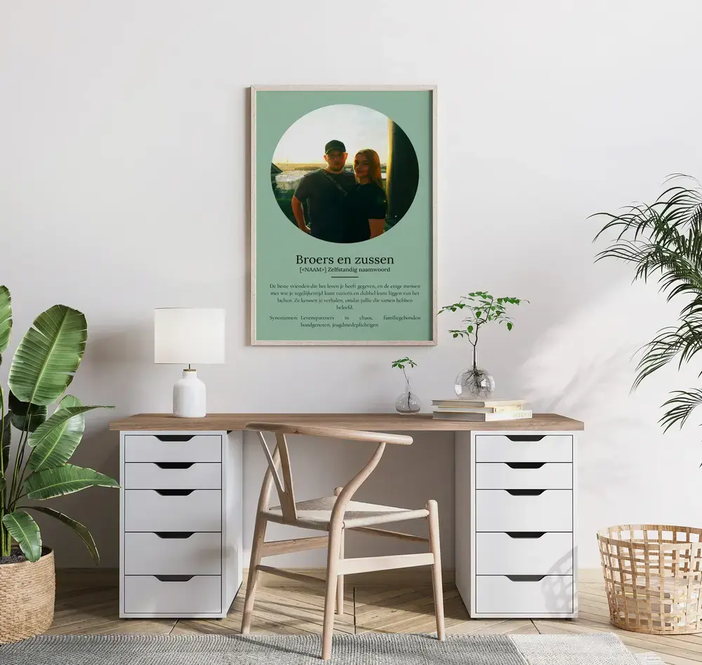 Cadeau voor een broer of zus: saliegroene definitieposter met ronde foto in houten lijst boven een bureau