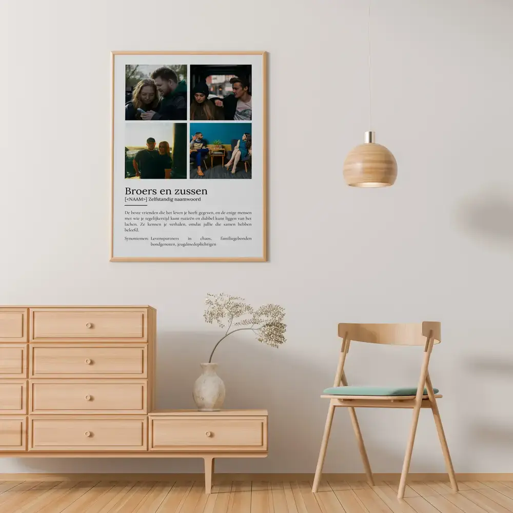 Verjaardagscadeau voor broer of zus: definitieposter met vier foto's in houten lijst aan de muur boven een kast