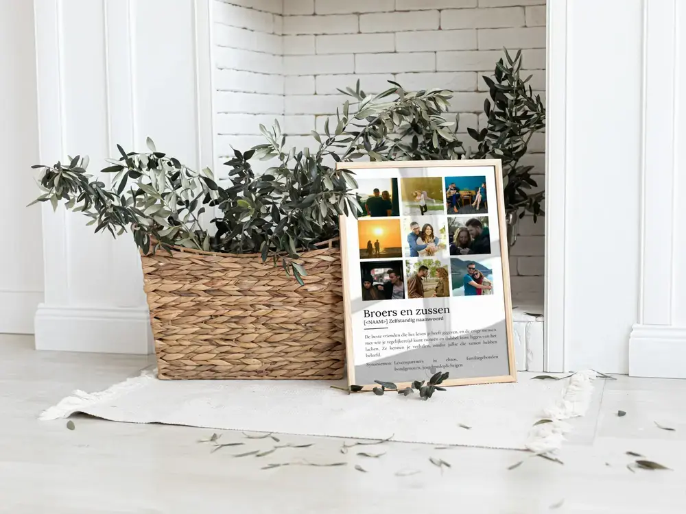 Fotoposter met negen foto's en definitie als kerstcadeau voor broer of zus, in houten lijst naast een plantenmand