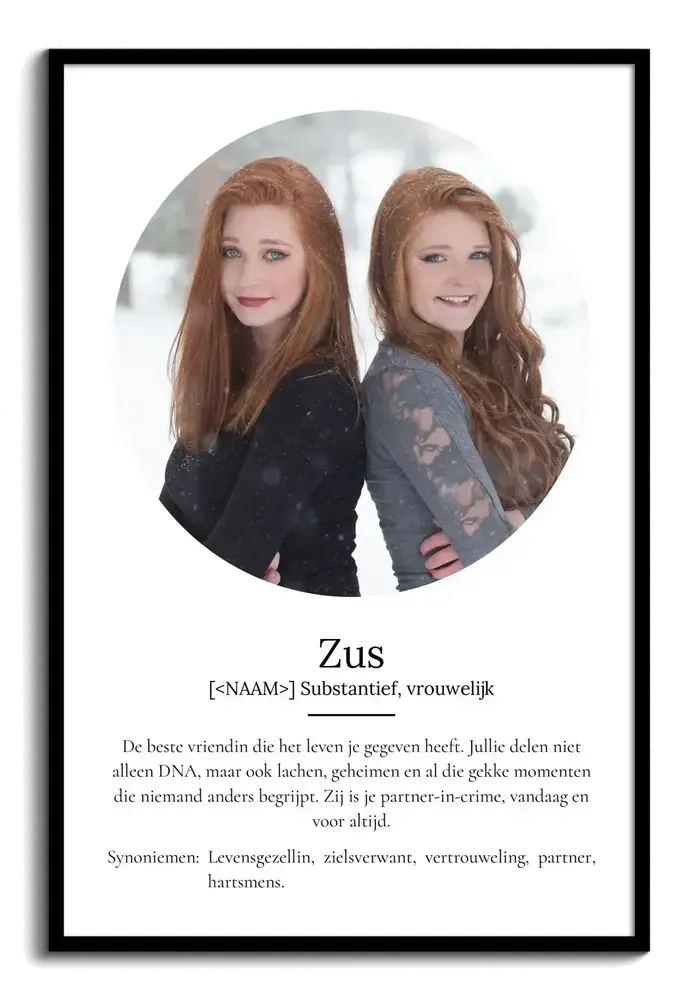 Witte definitieposter met rond portret van twee zussen in zwarte lijst, als persoonlijk kerstcadeau voor een zus