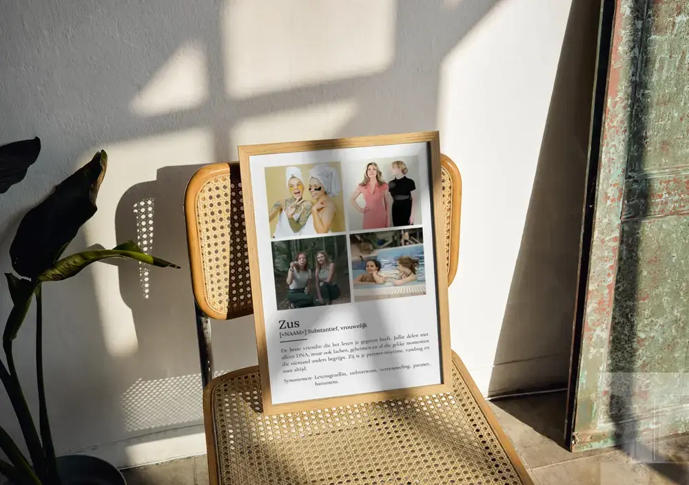 Poster voor een zus in woordenboekstijl met vier foto's, in een houten lijst op een stoel met gevlochten zitting