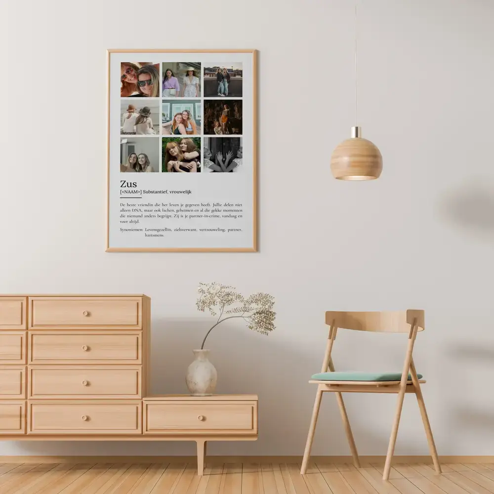 Definitieposter voor een zus met negen foto's in een houten lijst, aan de muur boven een houten ladekast