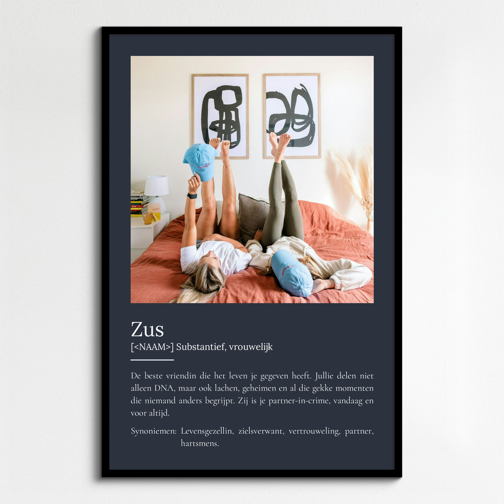Donkergrijze definitieposter met zussenfoto in zwarte lijst, een origineel verjaardagscadeau voor een zus