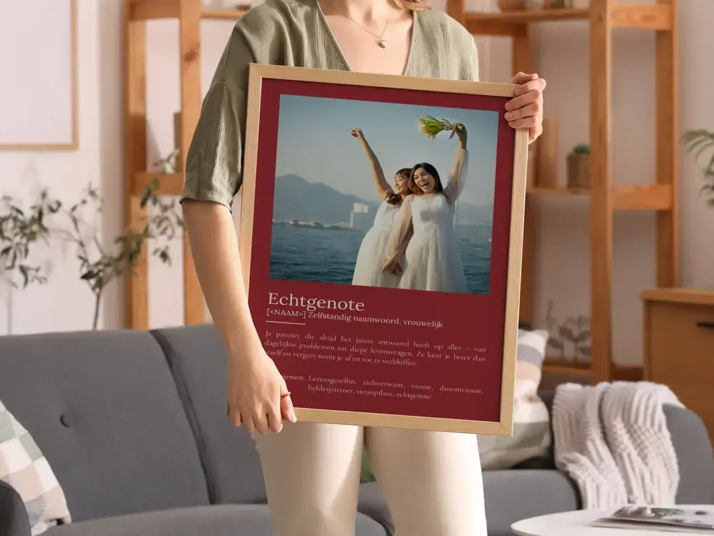 Rode fotoposter in woordenboekstijl met houten lijst in de woonkamer, als persoonlijk huwelijkscadeau